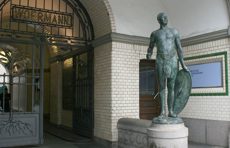 halbnackter afrikanischer Mann (Statue)